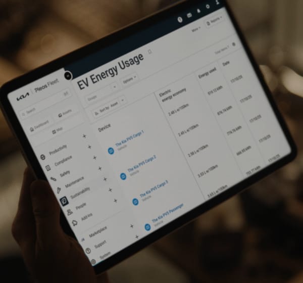 Nahaufnahme eines Tablets mit Kia FMS und Fahrzeugstatusanzeige.