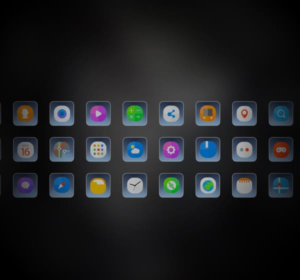 Gitteransicht farbiger App-Icons auf dunklem Fahrzeug-Infotainmentdisplay.